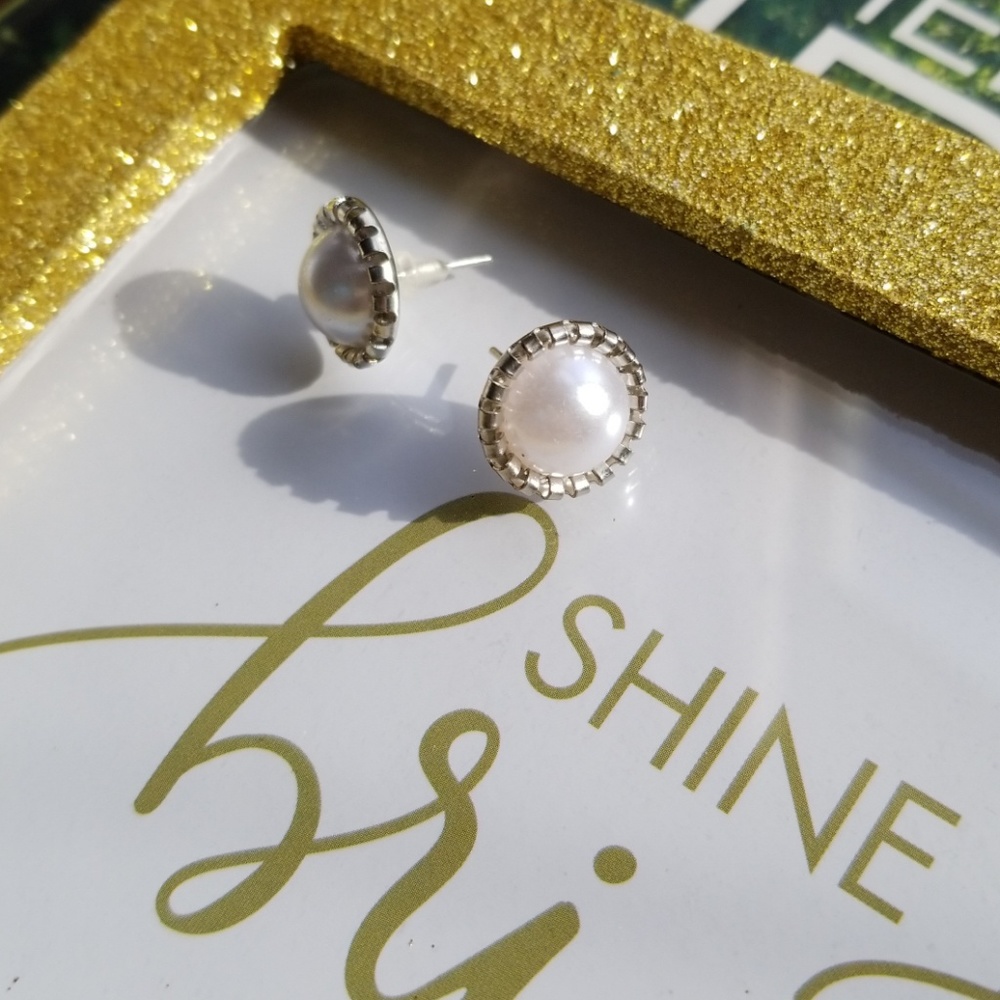 🆕️ 3/$18 Elegant Silver & Pearls Fashion Earrings